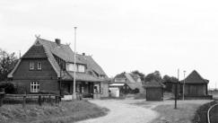 Bahnhof mit Wartehäuschen und Lagerschuppen